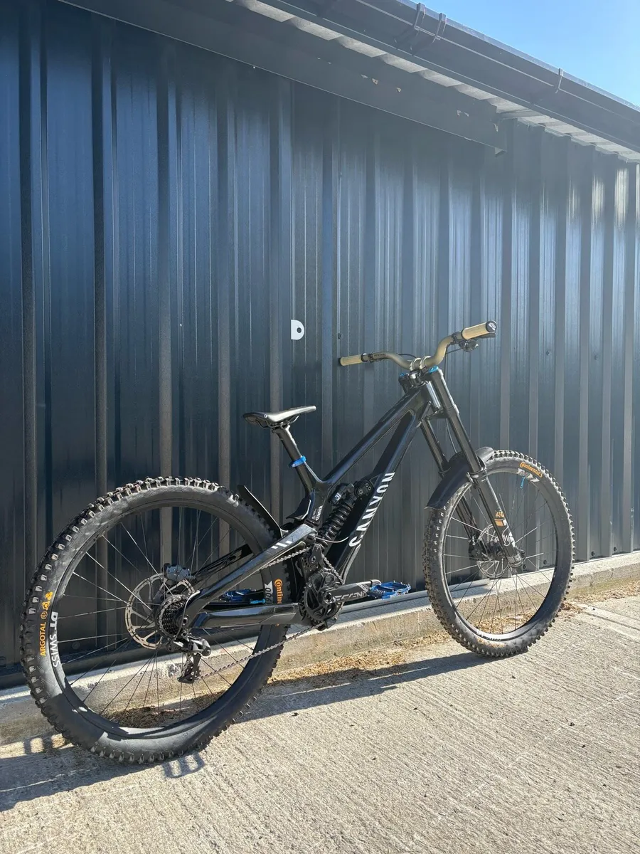 Canyon Sender Downhill MTB - Image 1