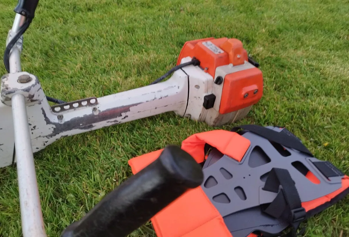 Stihl FS420 Professional Grass Strimmer - Image 2