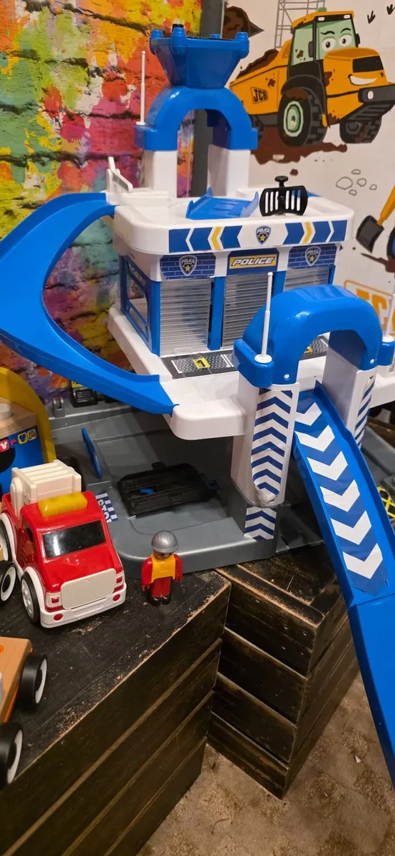 Toys for toddler: 7 vehicles, garage & Disney game - Image 4