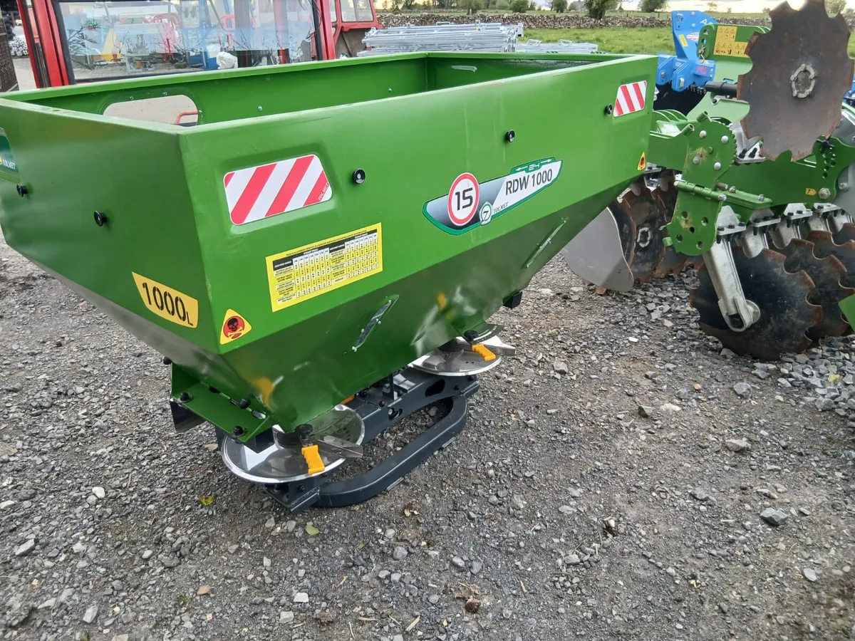 Tolmet fertiliser spreader - Image 1