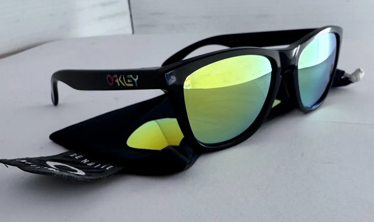 Oakley VR 46 Valentino Rossi Signature - Image 1