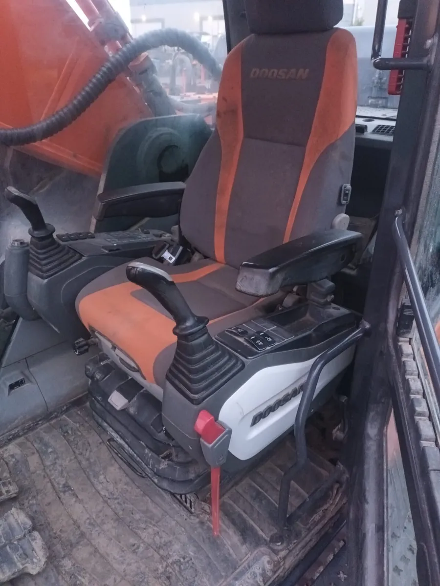 Doosan Excavator DX530LC-5 - Image 3