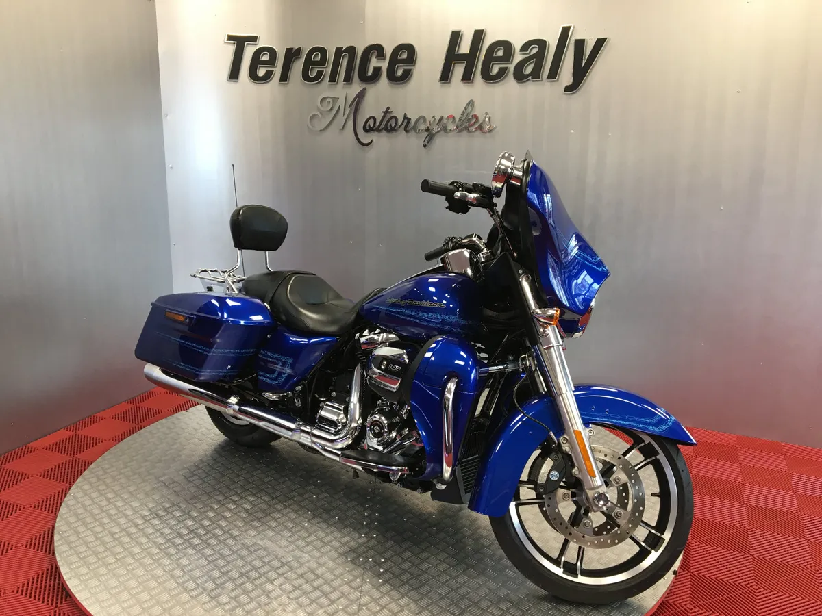 2019 Harley Davidson Street Glide LIKE NEW - Image 1