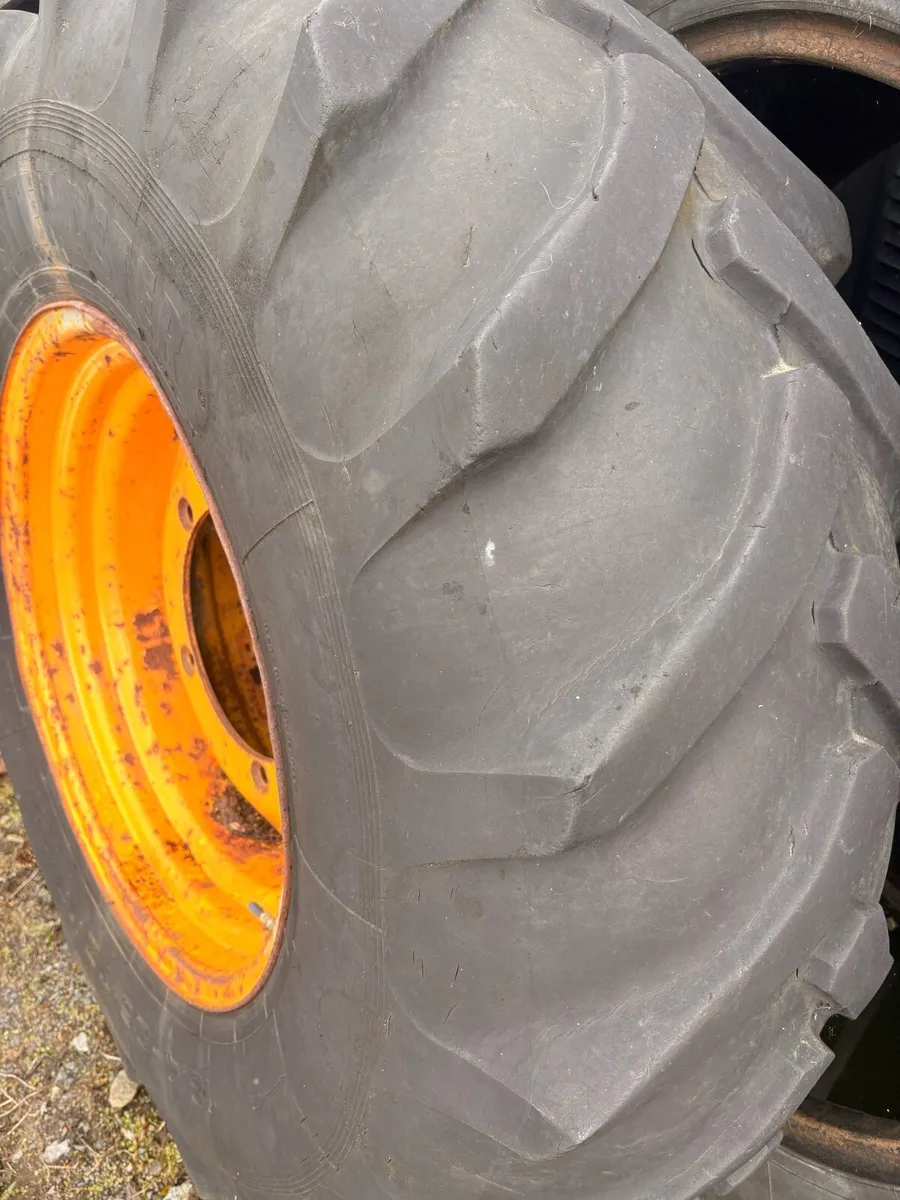 JCB rim and tyre - Image 2