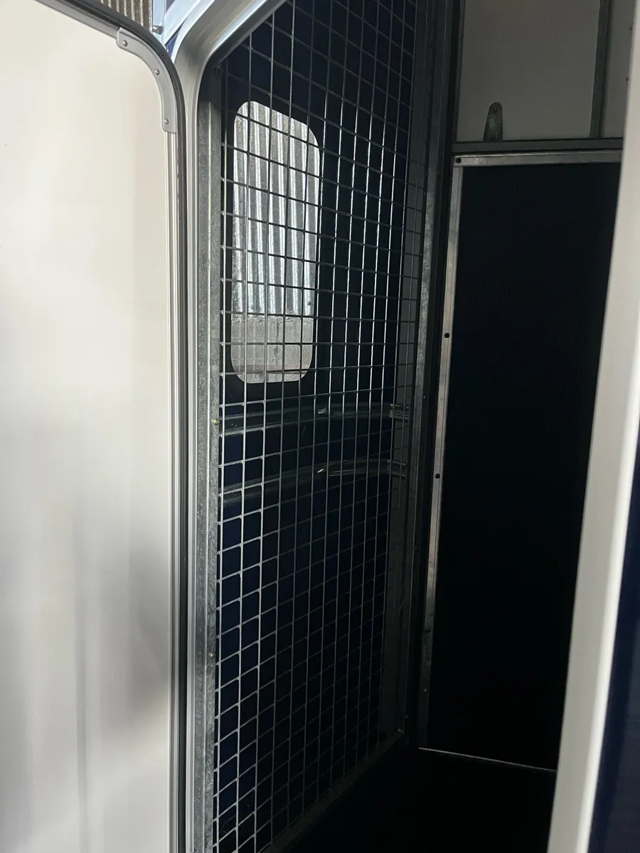 HB511 horsebox - Image 4