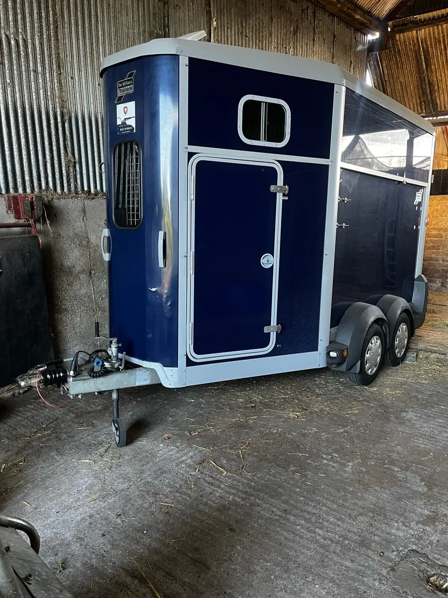 HB511 horsebox - Image 1