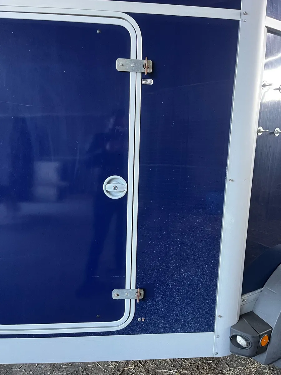 HB511 horsebox - Image 2