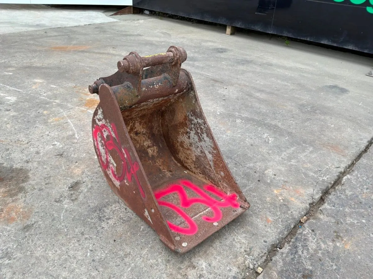 18 JCB 3CX DIGGING BUCKET45mm PINS..034. - Image 3