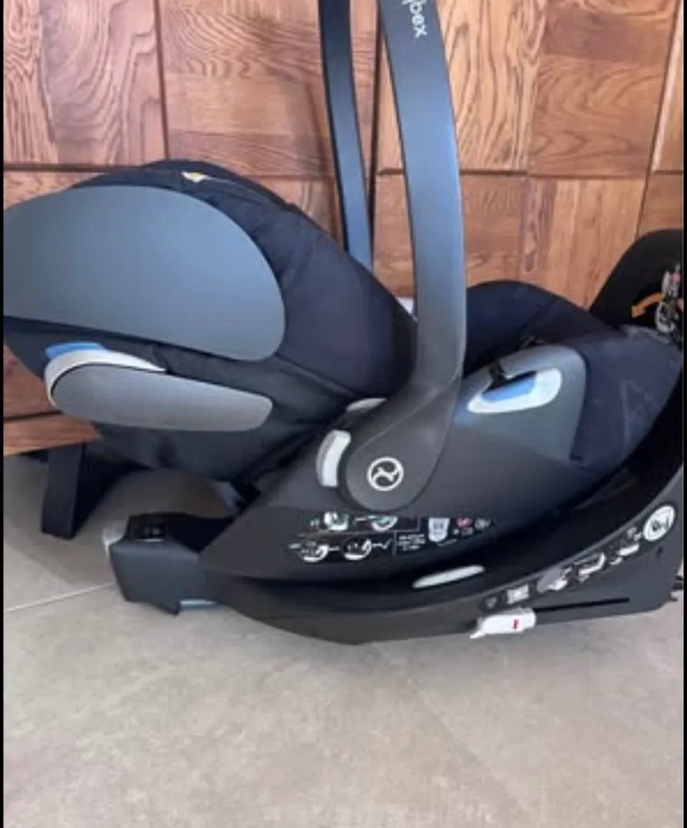 Cybex cloud z car seat and isofix base - Image 1