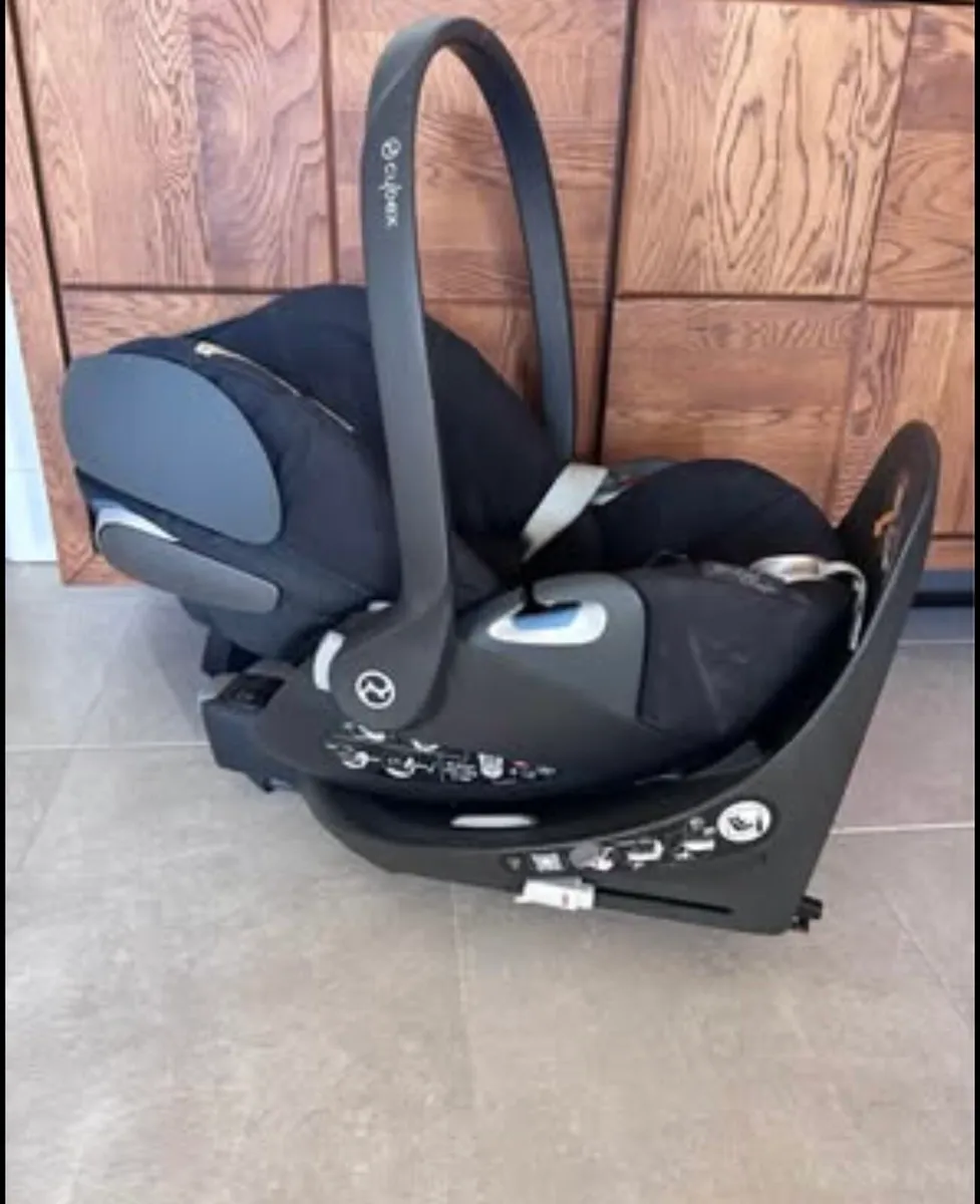 Cybex cloud z car seat and isofix base - Image 2