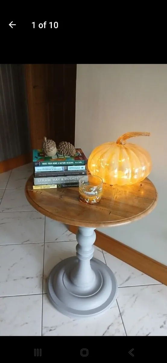 Oak side table - Image 1