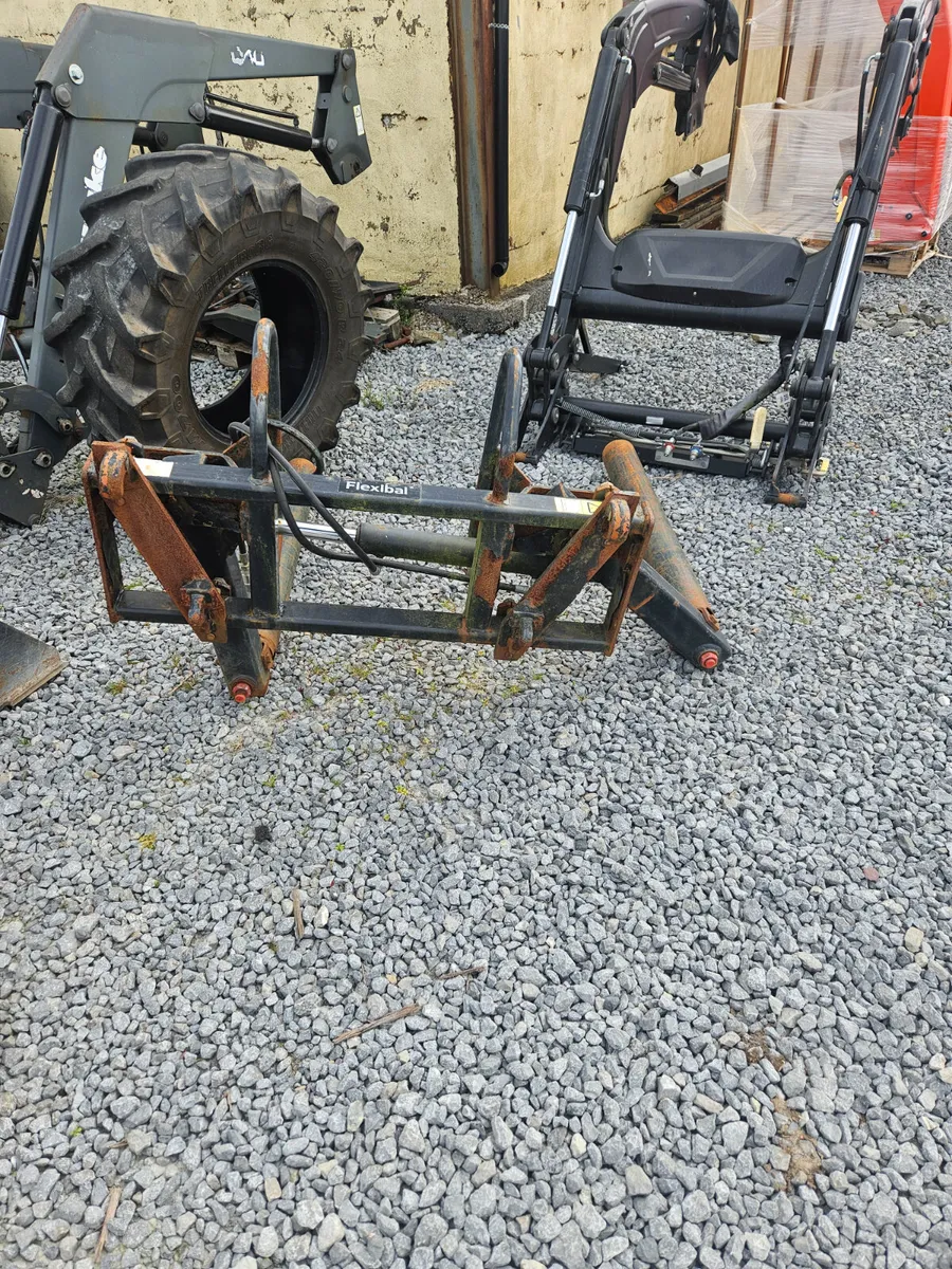 Hydraulic bale handler - Image 1