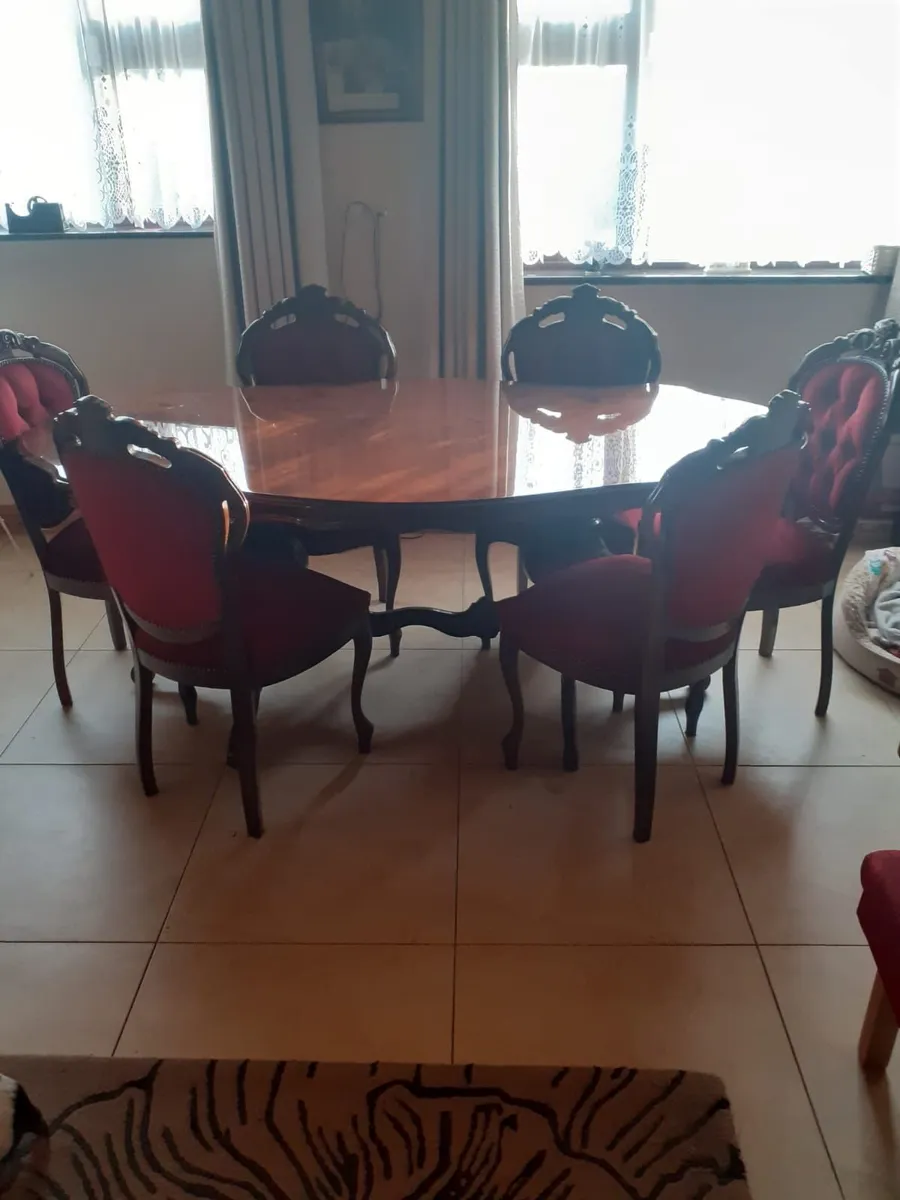 Table and chairs - Image 1