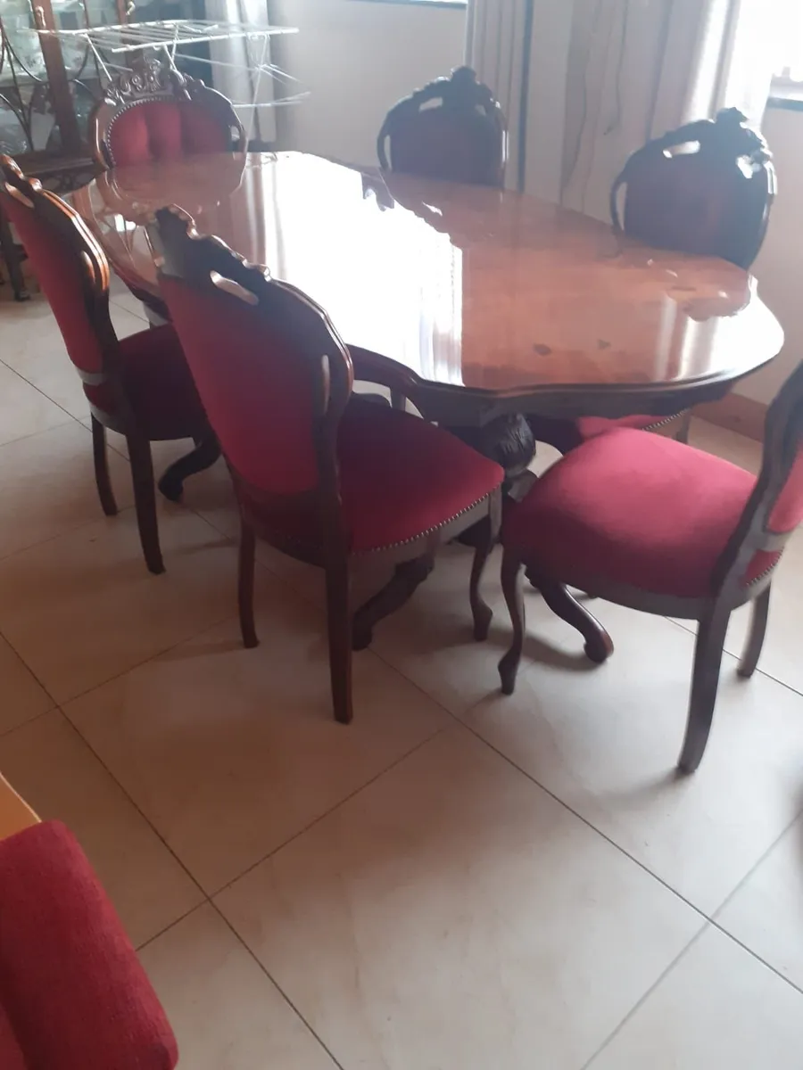 Table and chairs - Image 2