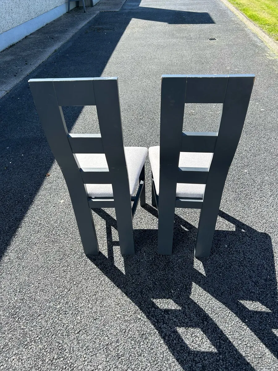 6 Chairs - Image 1