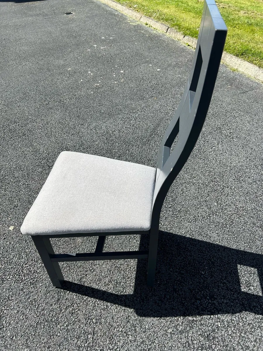 6 Chairs - Image 4