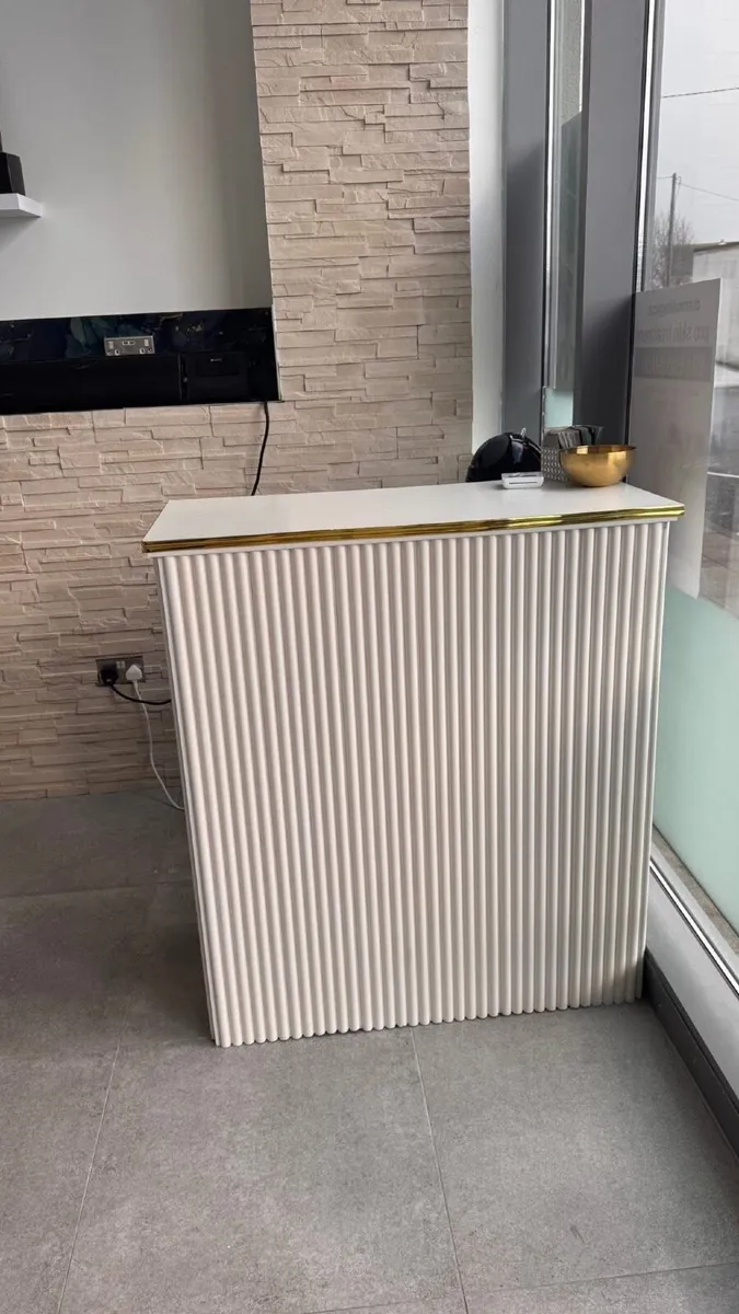 Salon furniture - Image 1