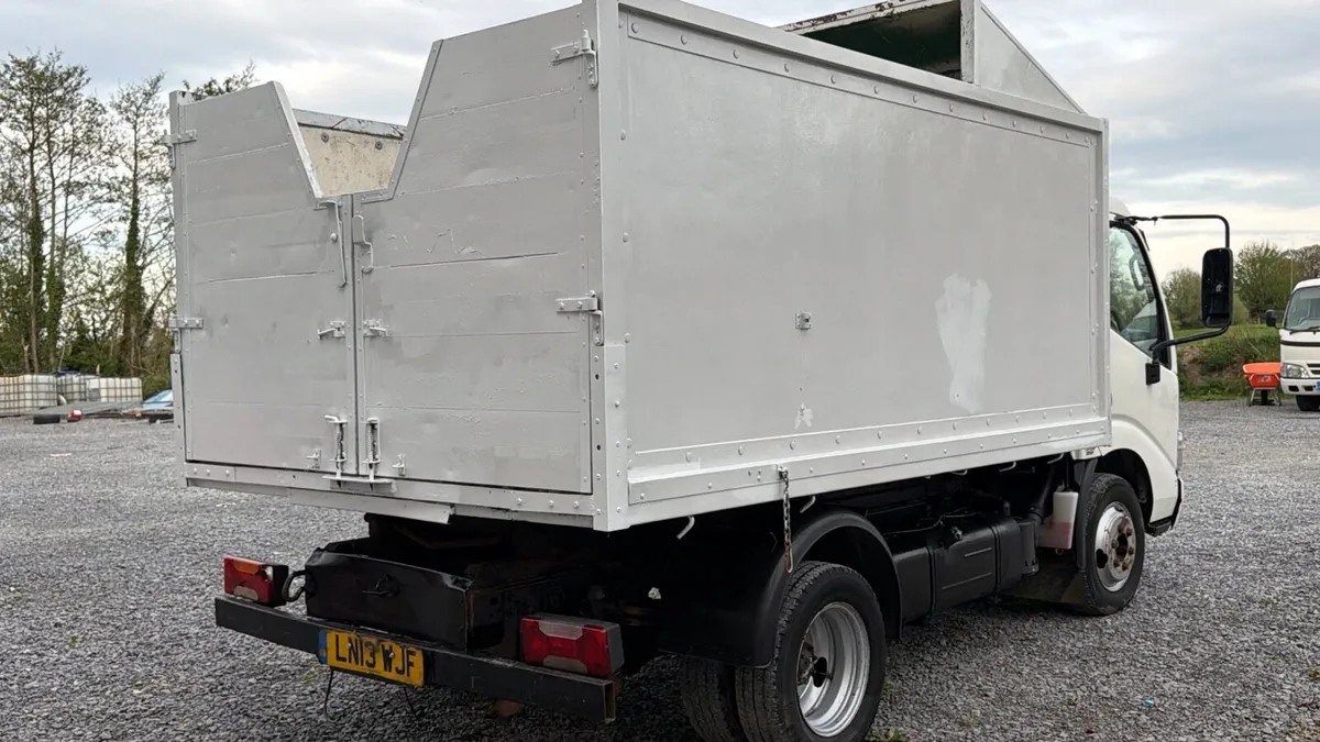 2013 tipper Toyota Dyna - Image 4