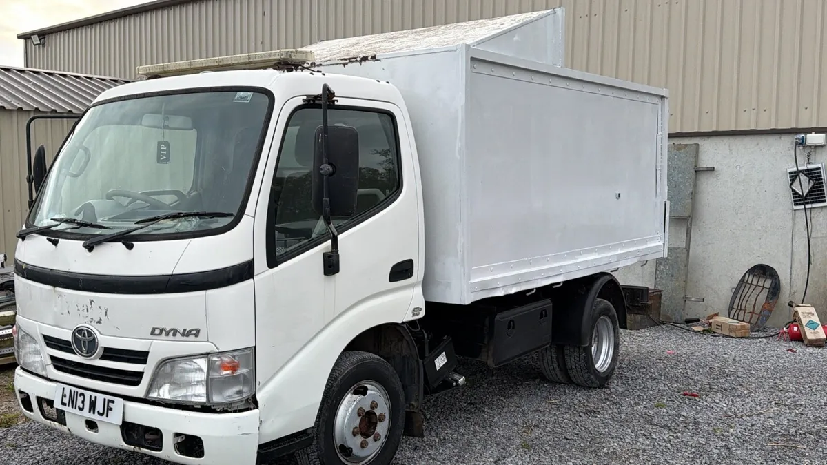 2013 tipper Toyota Dyna - Image 3