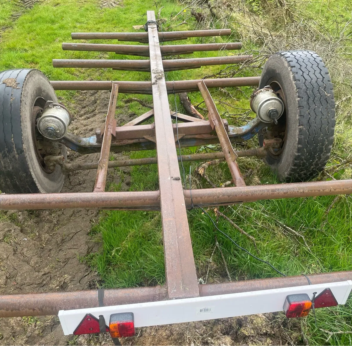 7 Bale trailer and 2 front tractor wheels - Image 1
