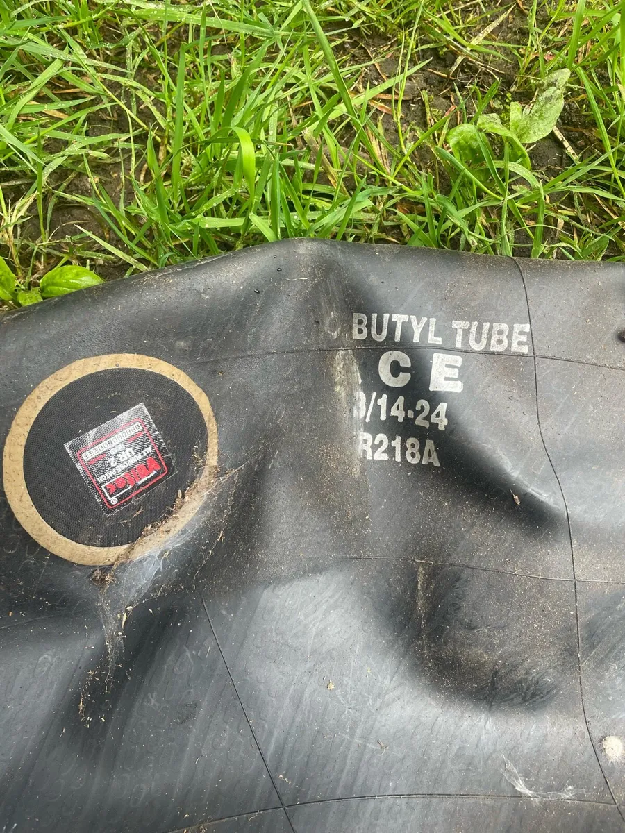 7 Bale trailer and 2 front tractor wheels - Image 3