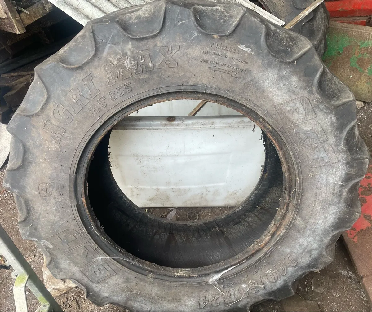 7 Bale trailer and 2 front tractor wheels - Image 4