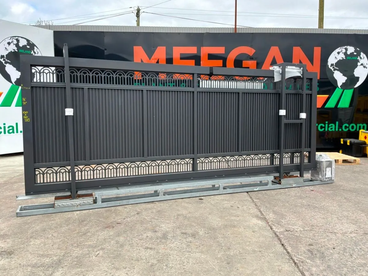 16ft REMOTE CONTROL SLIDING GATE........2740d. - Image 1