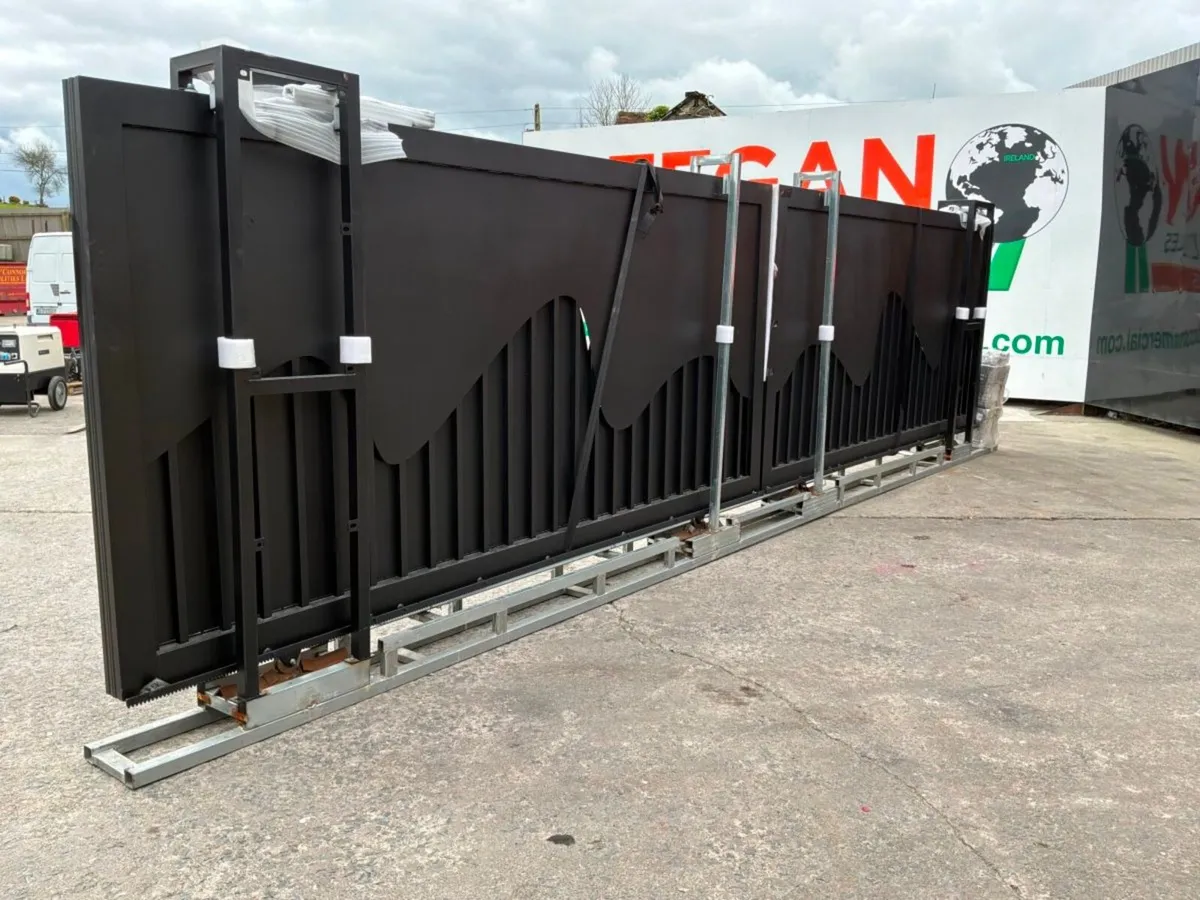 26ft DOUBLE ENTRY REMOTE SLIDING GATE....2047 - Image 3