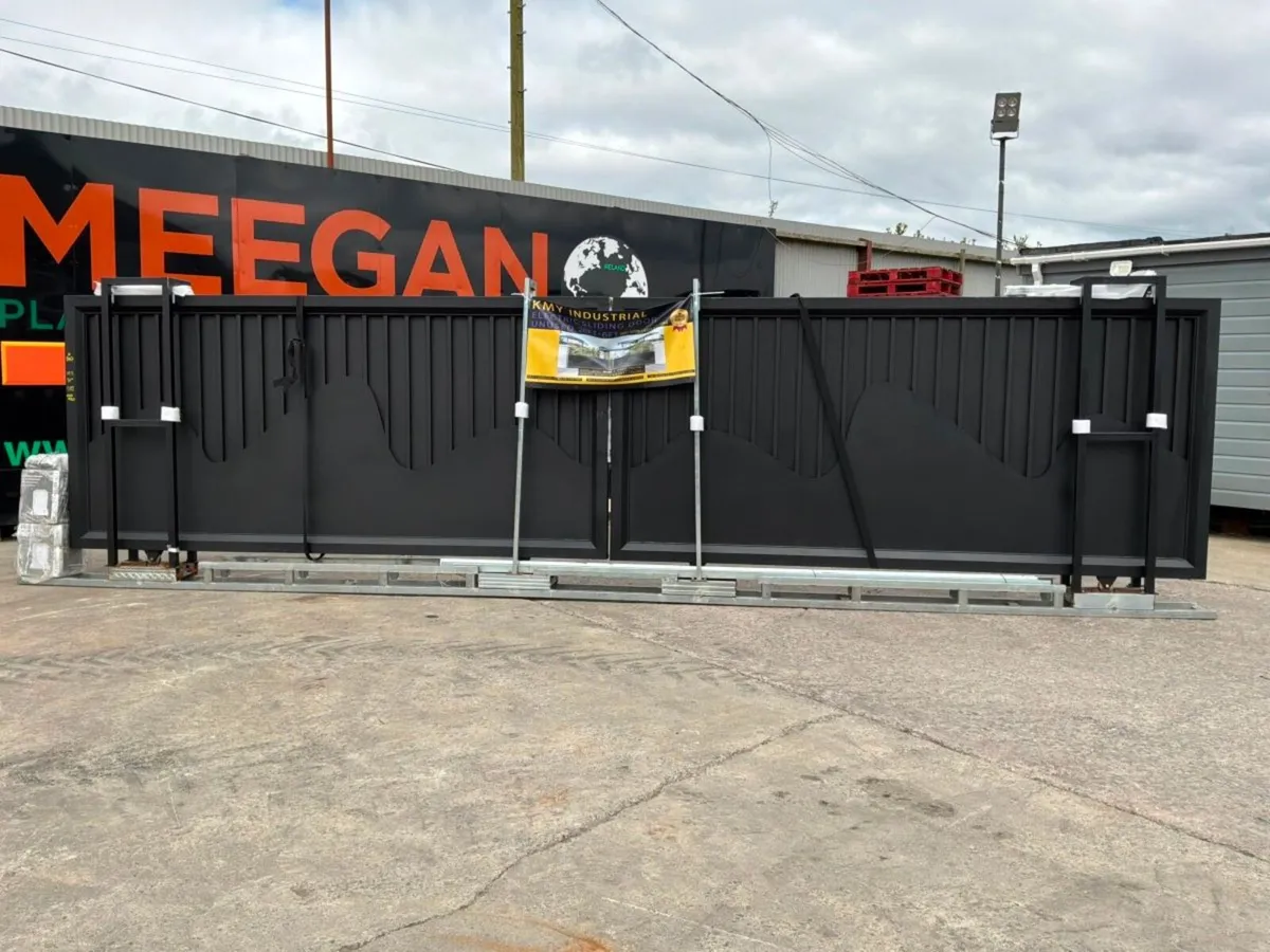 26ft DOUBLE ENTRY REMOTE SLIDING GATE....2047 - Image 1