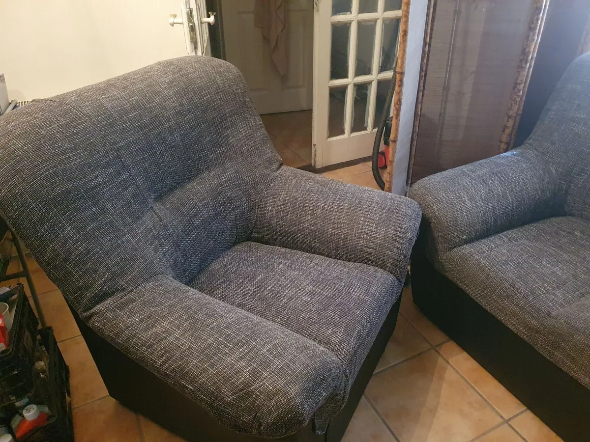 Three Piece Suite - Image 3