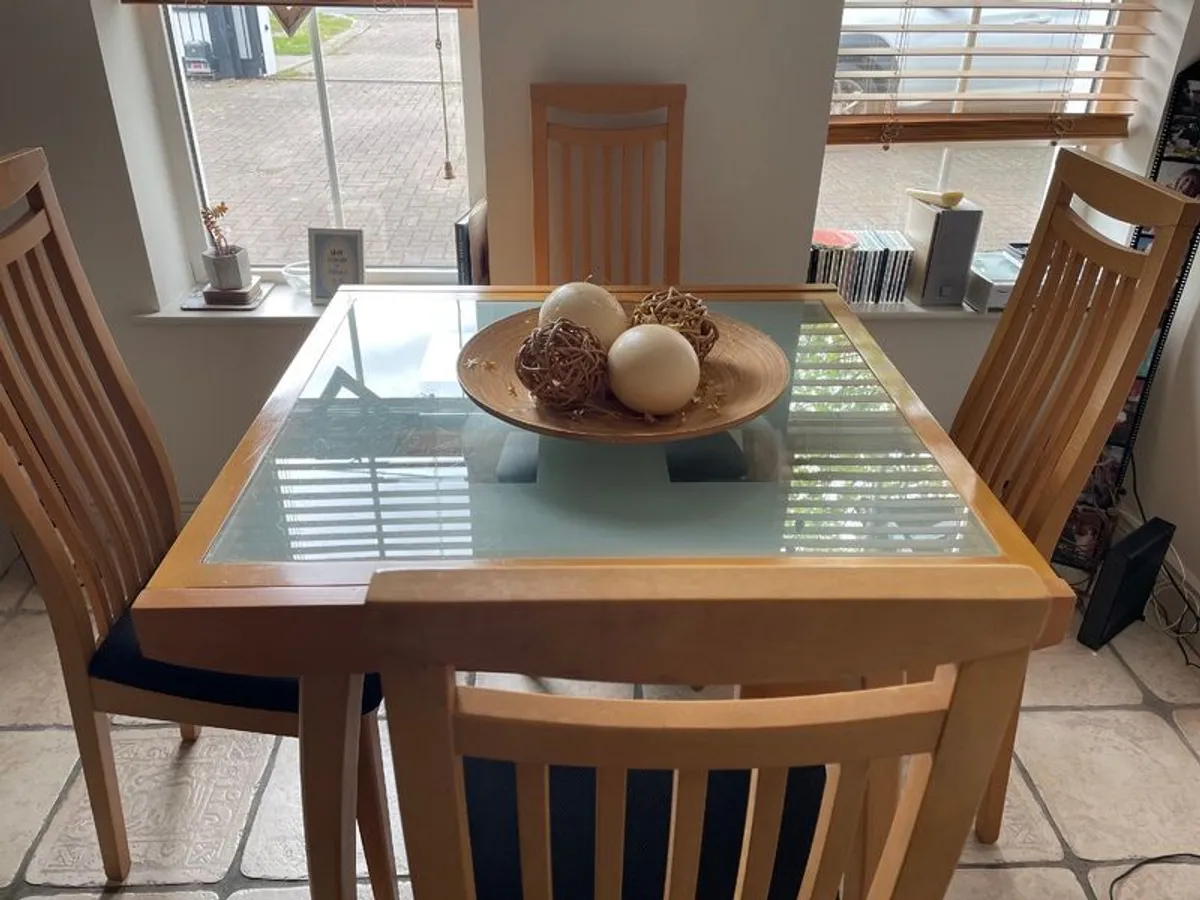 Extendable glass table and 6 dining chairs - Image 1