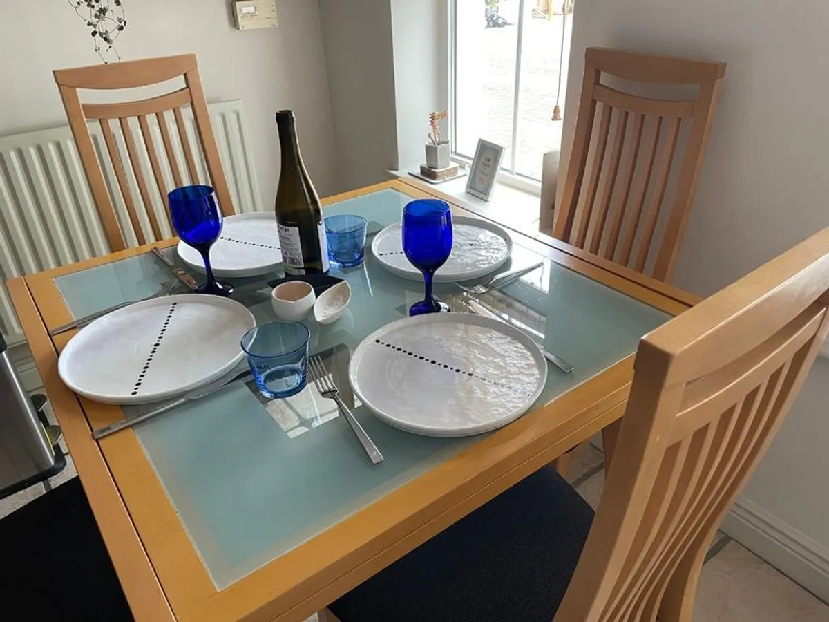 Extendable glass table and 6 dining chairs - Image 2