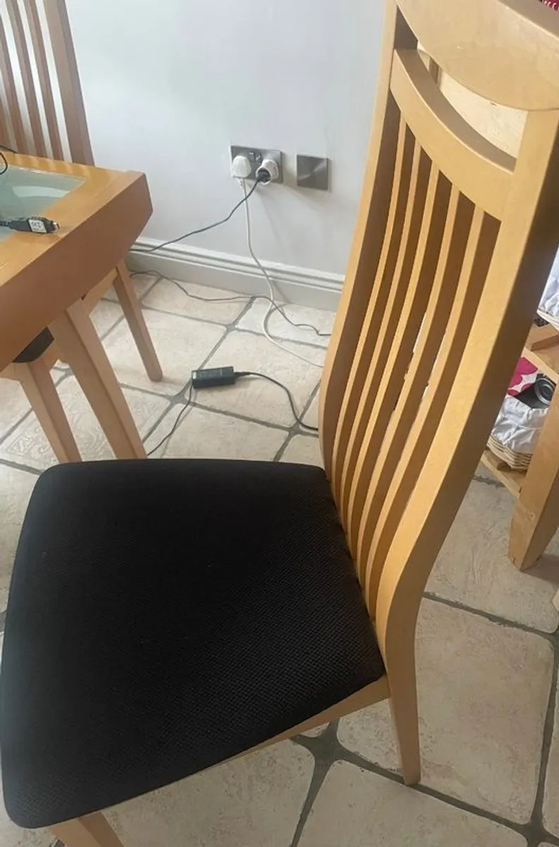 Extendable glass table and 6 dining chairs - Image 4