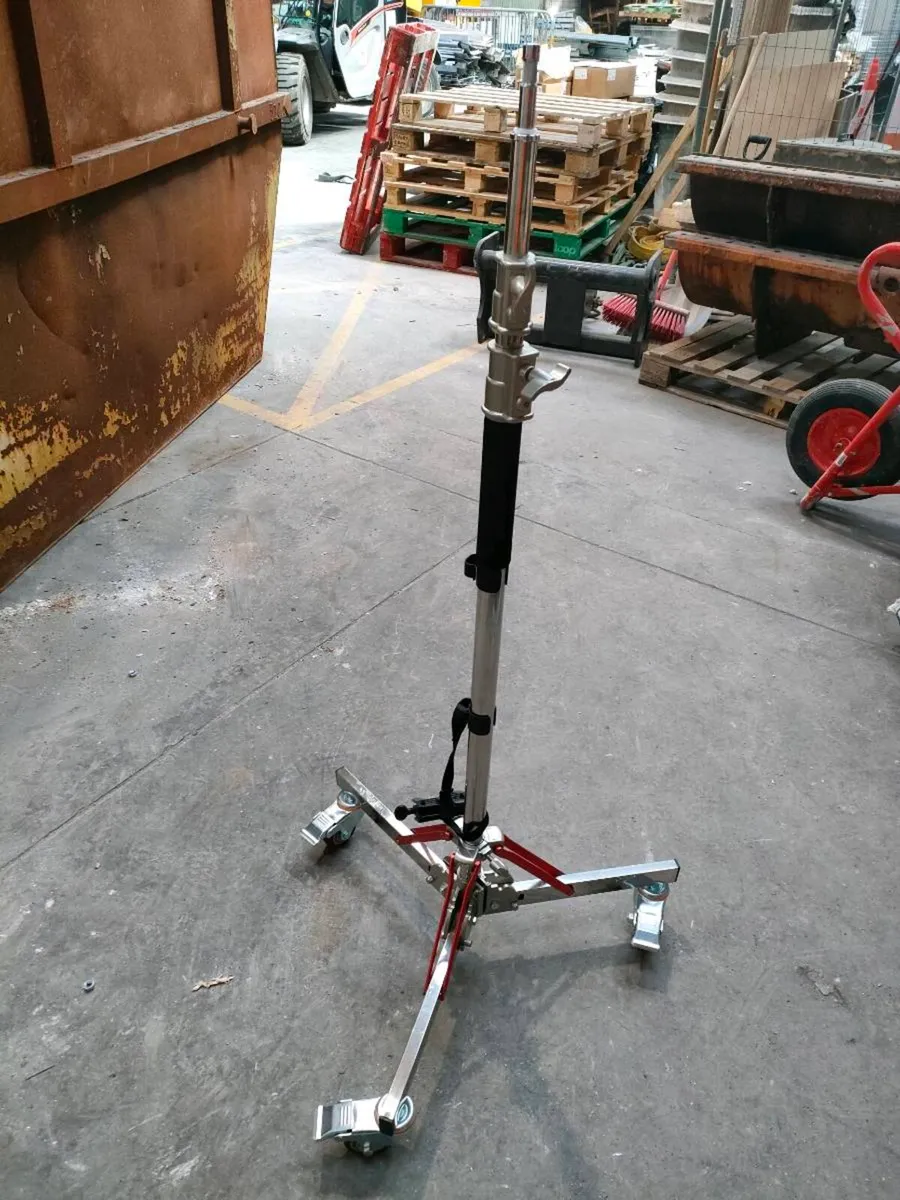 Light stand with casters - Image 1