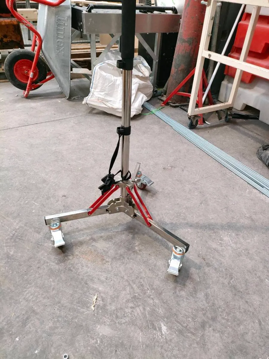 Light stand with casters - Image 2