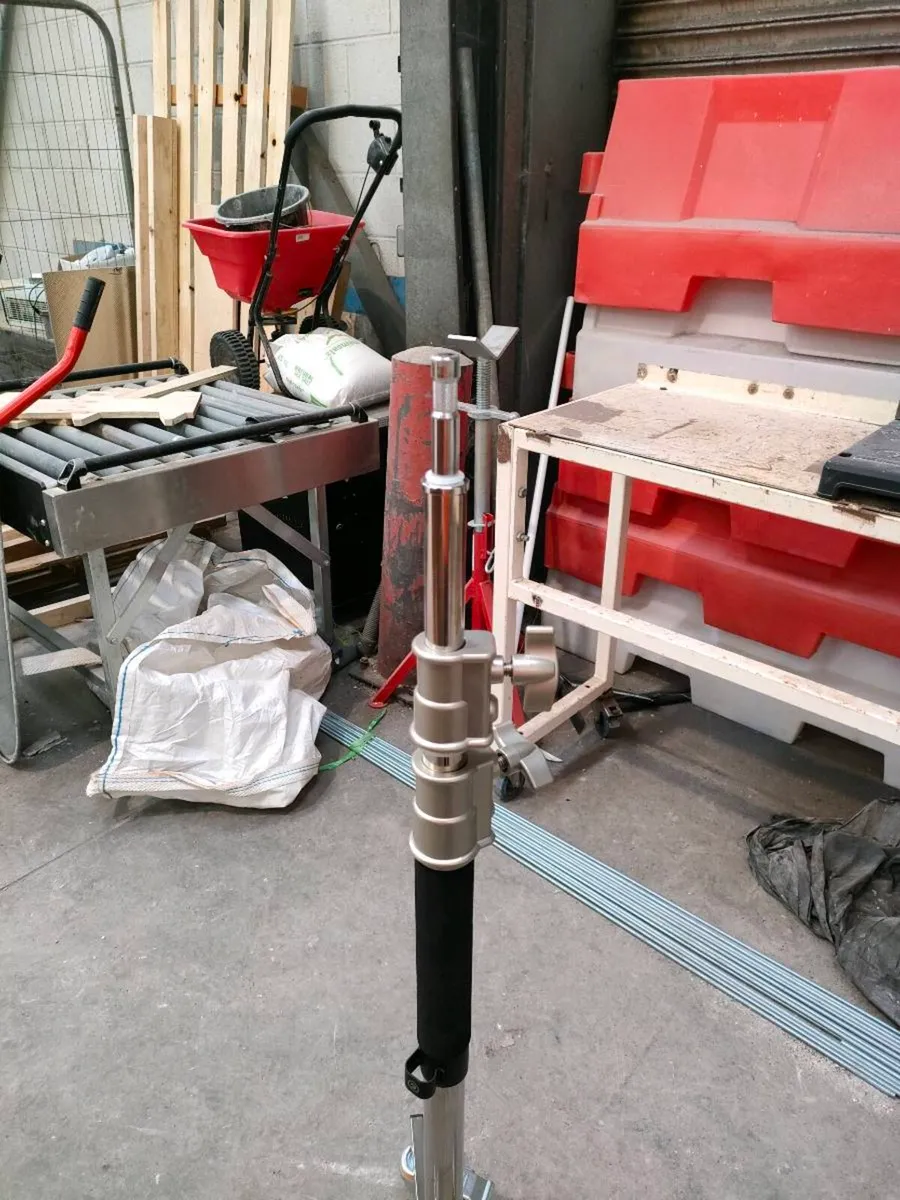 Light stand with casters - Image 3