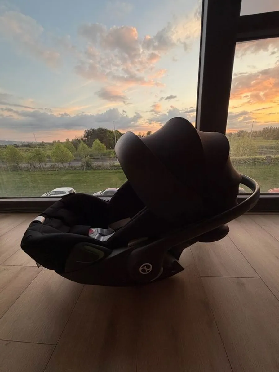 Cybex Gold Cloud G i-Size and Base G ISOFIX ,Like New - Image 1
