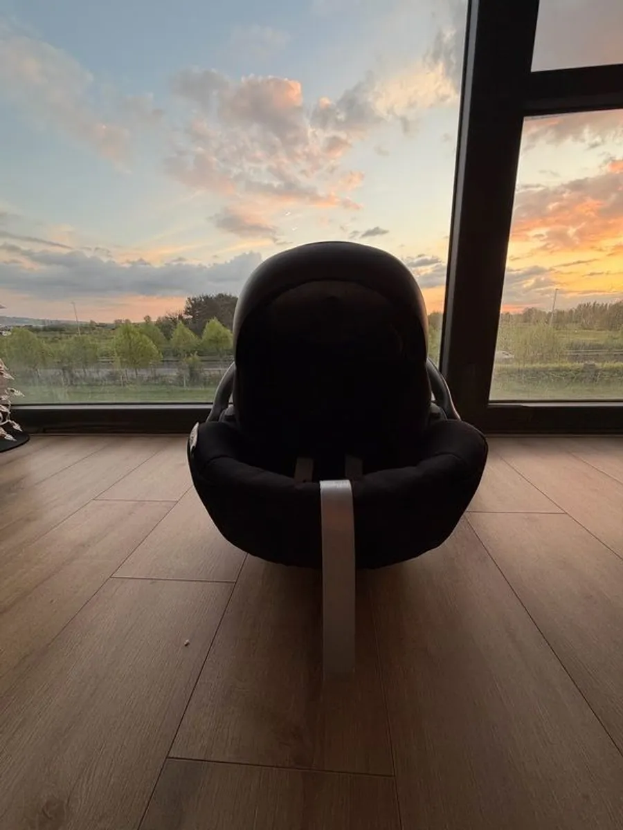 Cybex Gold Cloud G i-Size and Base G ISOFIX ,Like New - Image 2