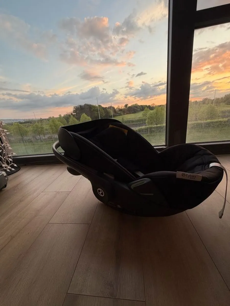 Cybex Gold Cloud G i-Size and Base G ISOFIX ,Like New - Image 3