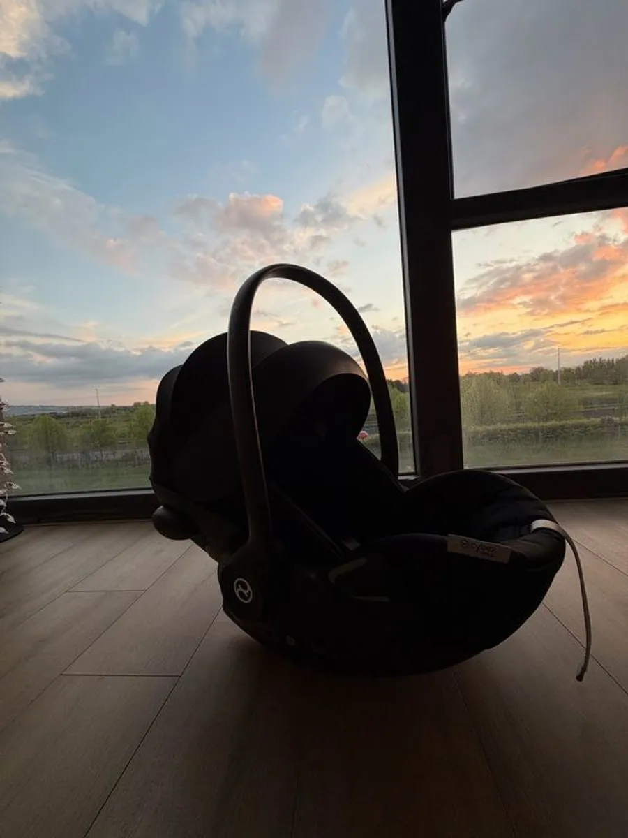 Cybex Gold Cloud G i-Size and Base G ISOFIX ,Like New - Image 4
