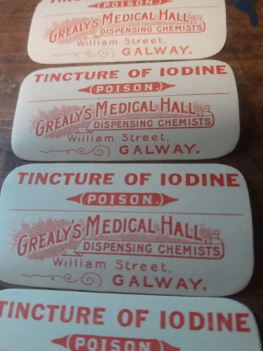 Five vintage chemist labels - Image 1