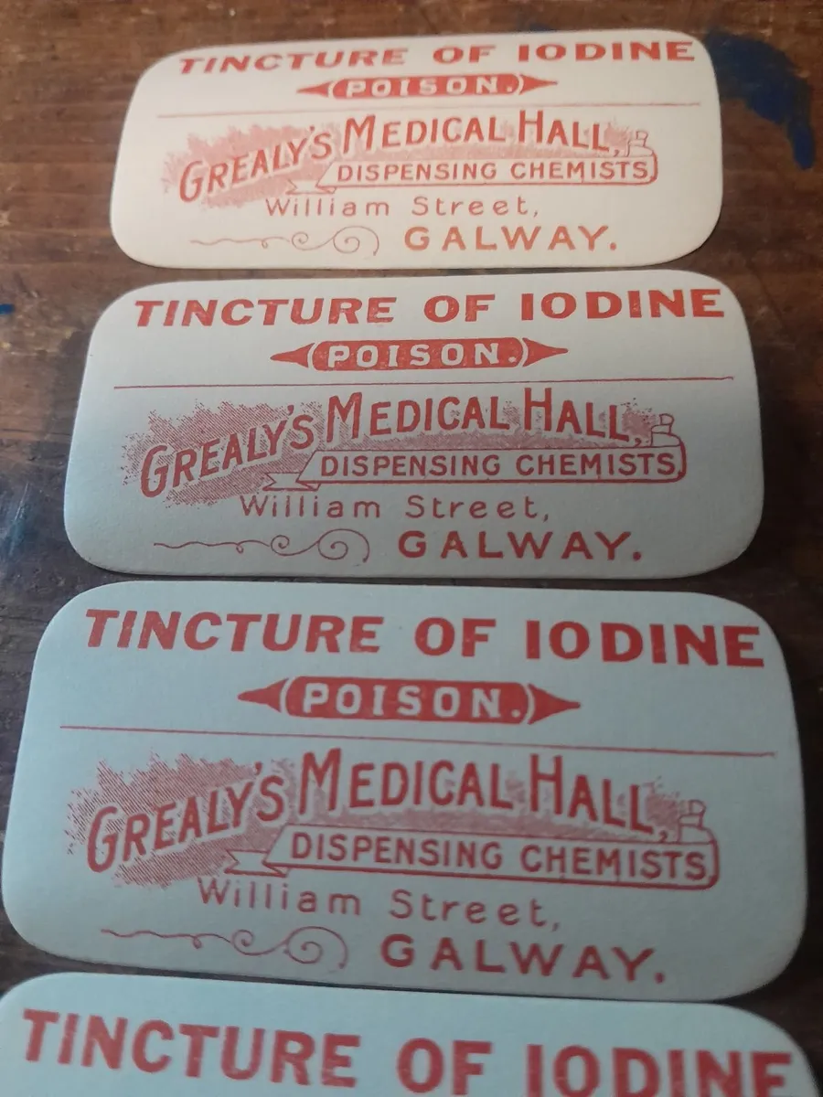 Five vintage chemist labels - Image 2