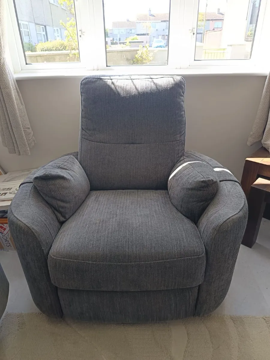 3 seater, 2 arm chairs and a reclining chair - Image 1