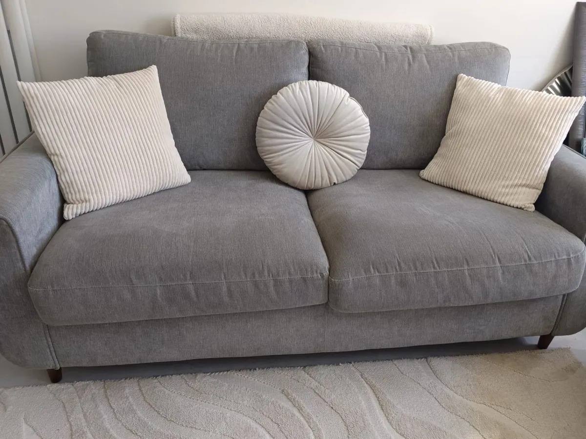 3 seater, 2 arm chairs and a reclining chair - Image 2