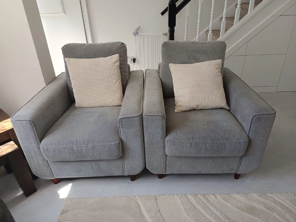 3 seater, 2 arm chairs and a reclining chair - Image 3