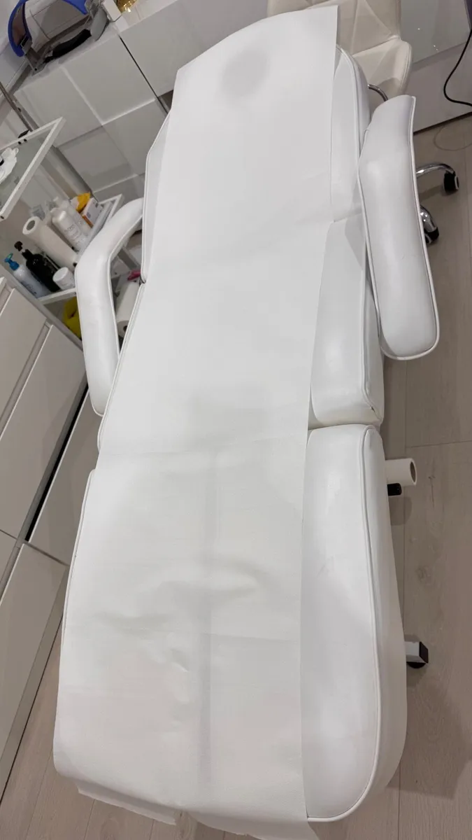 Beautician bed hydraulic - Image 1