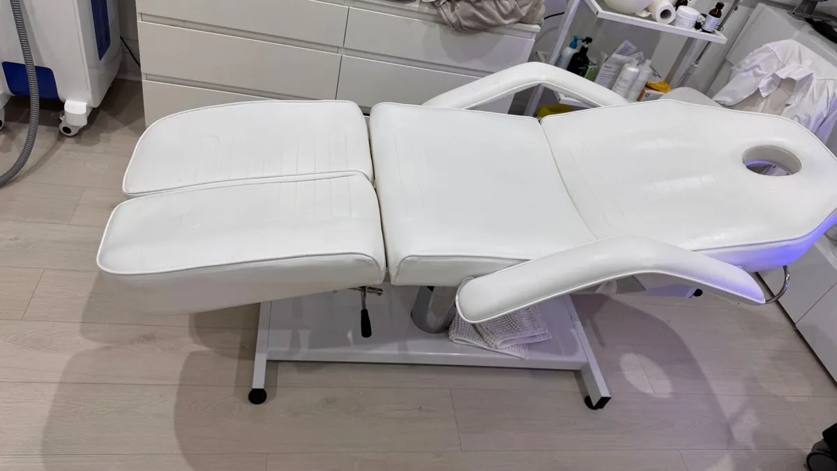 Beautician bed hydraulic - Image 1
