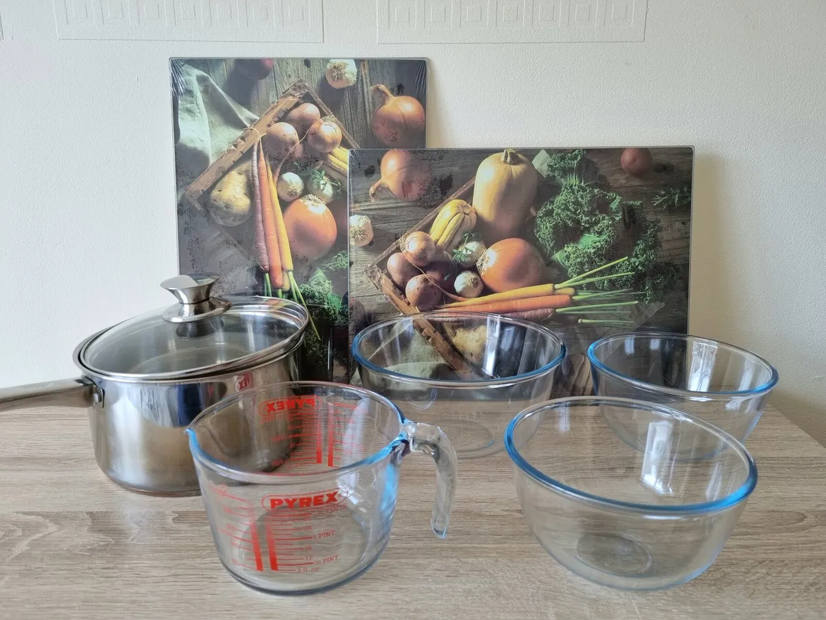 Kitchen PYREX saucepan chopping boards - Image 1