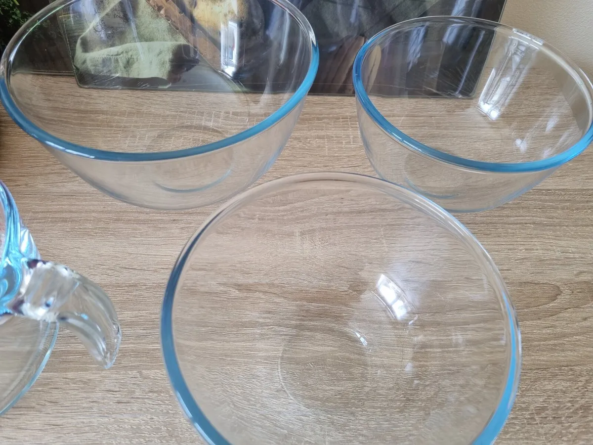 Kitchen PYREX saucepan chopping boards - Image 2