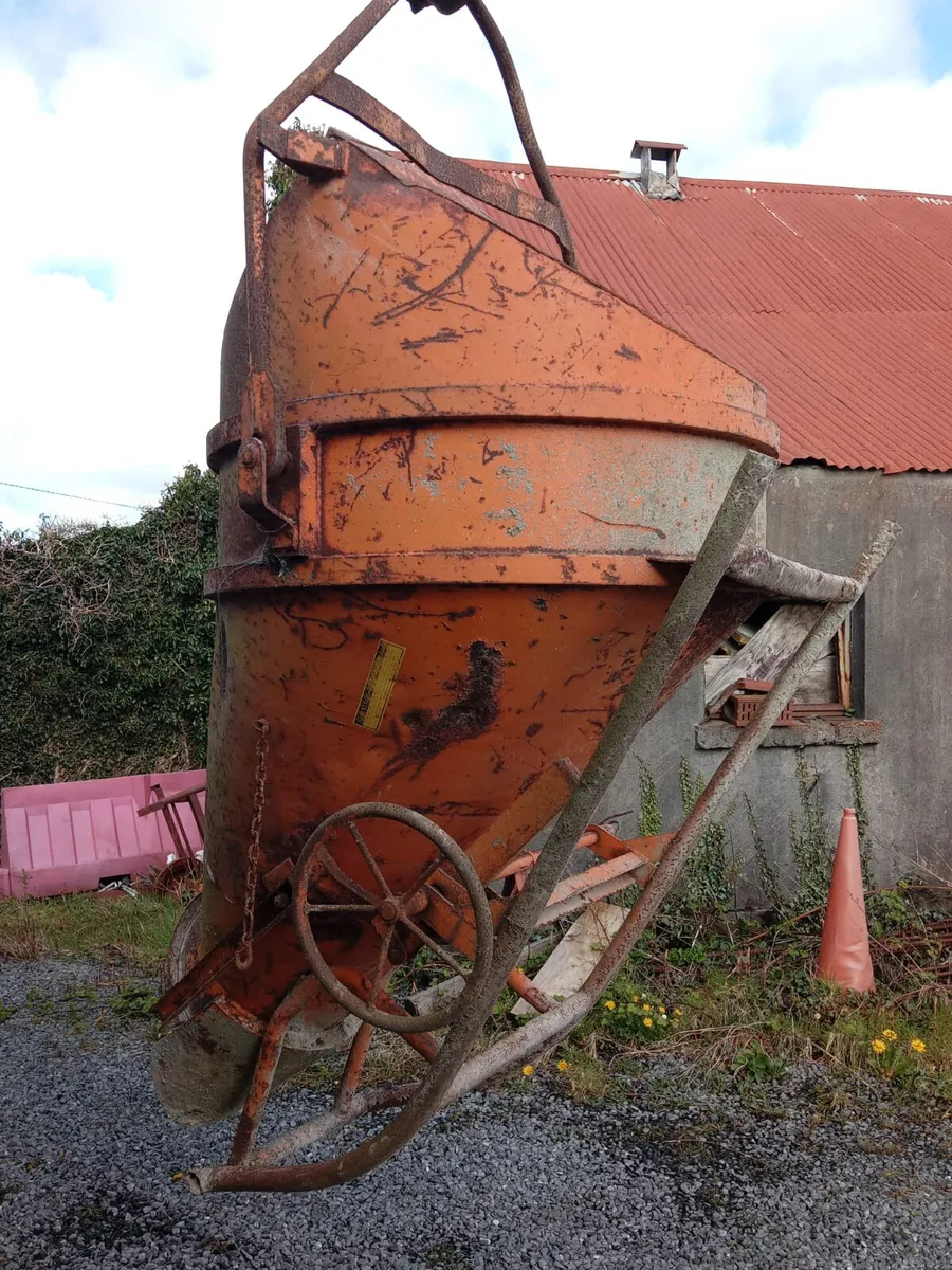 Concrete skip - Image 2